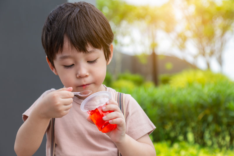 Dreng spiser jelly